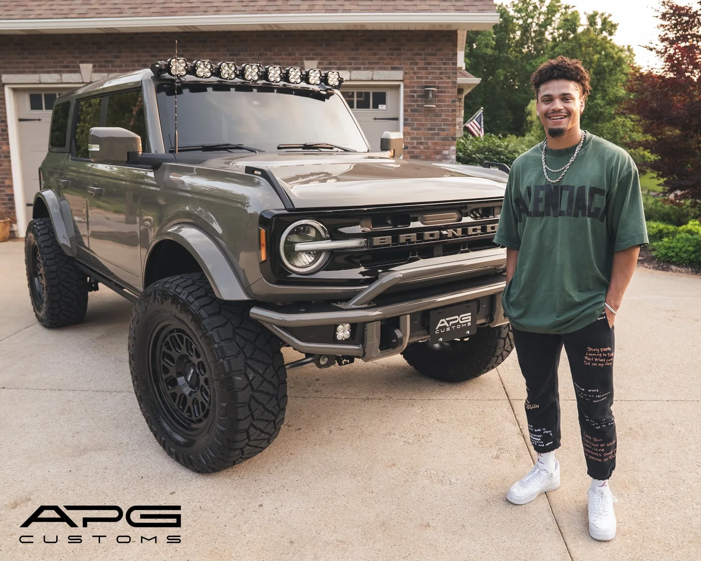 St. Louis Cardinals shortstop Masyn Winn with his custom Ford Bronco built by APG Customs